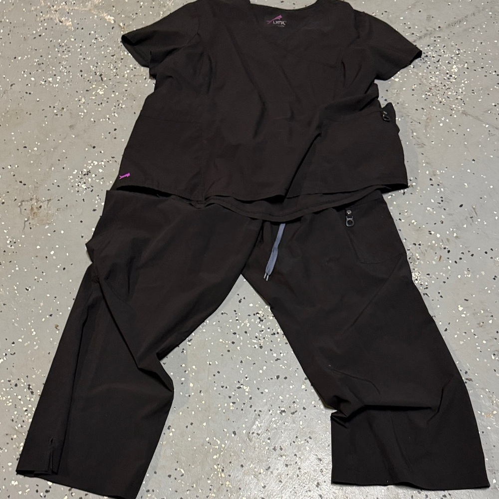 Lynx scrub set